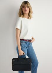 Чорна жіноча сумка для ноутбука TOREN-0344-99(W26), вигляд виробу в руці моделі. Видно половину силуету.