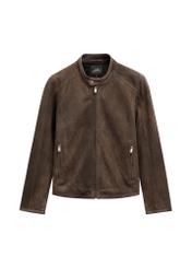 Коричнева чоловіча замшева куртка KURMS-0396-1I(W26), вигляд виробу спереду на білому тлі.