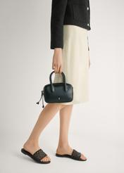 Жіночі чорні плетені шльопанці BUTYD-1253-99(W26), вигляд виробу збоку на ногах моделі.