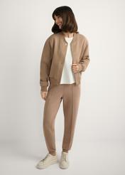 Карамельні звужені штани SPODT-0104 A-1D(W26), вигляд виробу спереду на моделі. Вигляд у повний зріст.