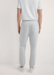 Чоловічі сірі спортивні штани SPOMT-0116-9A(W26), вигляд виробу зі спини на моделі. Видно половину силуету.