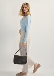 Жіноча чорна шкіряна сумка-месенджер TORES-1253-99(W26), вигляд виробу в руці моделі. Видно повністю.