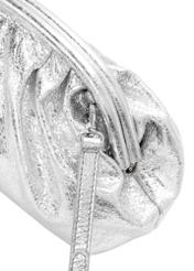 Срібна шкіряна жіноча сумка TORES-1175-92(Z25), крупний план деталі виробу на білому фоні.