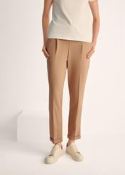 Жіночі білі шкіряні кросівки BUTYD-1068-0B(W26), вигляд виробу на ногах моделі на світлому фоні.