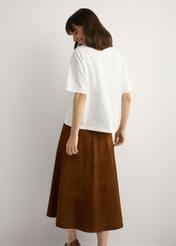 Жіноча біла футболка з принтом TSHDT-0153-0B(W26), вигляд виробу ззаду на моделі. Видно половину силуету.