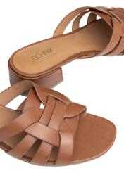 Жіночі шкіряні мюлі на блочному каблуці BUTYD-1265-1F(W26), крупний план виробу на білому фоні.