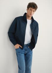 Чоловіча темно-синя перехідна куртка KURMT-0414-7D(W26), вигляд виробу спереду на моделі. Видно половину силуету.