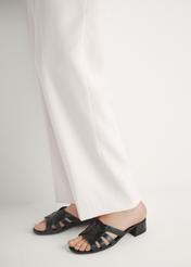 Жіночі шкіряні мюлі на блочному каблуці BUTYD-1265-99(W26), вигляд виробу збоку на ногах моделі.