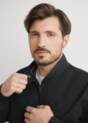 Чорна легка чоловіча перехідна куртка KURMT-0370-99(W25), крупний план виробу на моделі, на світлому фоні.