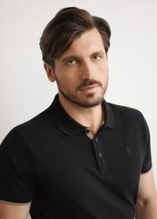 Чоловіча чорна бавовняна сорочка-поло POLMT-0045B-99(W25), крупний план виробу на силуеті моделі.