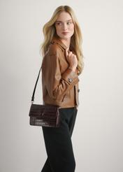 Маленька коричнева сумочка зі шкіри крокодила TORES-1233-1H(W26), вигляд виробу на плечі моделі. Видно половину силуету.