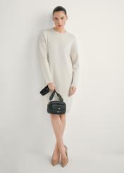 Маленька чорна жіноча сумочка TOREC-1174-99(W26), вигляд виробу в руці моделі. Видно повністю.