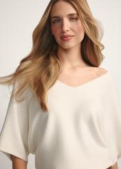 Біла жіноча блузка BLUDT-0201-0B(W26), крупний план виробу спереду на моделі.