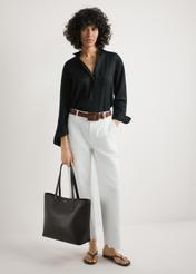 Коричнева жіноча сумка-шопер TOREC-1235-1H(W26), вигляд виробу в руках моделі. Видно повністю.