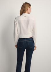 Біла жіноча сорочка KOSDT-0180-0P(W26), вигляд виробу ззаду на моделі. Видно половину силуету.