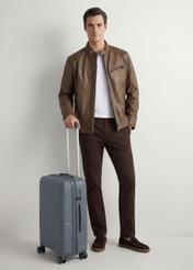 Маленька валіза на колесах WALPP-0021-9B-19(W26), діагональний вигляд виробу поруч із силуетом моделі.