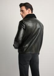 Чоловіча шкіряна дублянка KOZMS-0023-3188(Z25), вигляд виробу ззаду на моделі. Видно половину силуету.