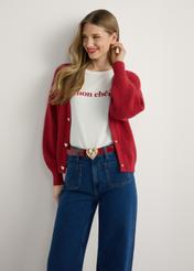 Червоний жіночий кардиган KARDT-0062-4B(W26), вигляд виробу спереду на моделі. Видно половину силуету.