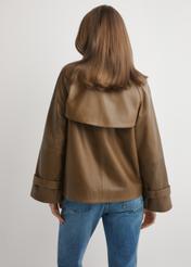 Жіноча шкіряна куртка кольору хакі KURDS-0604-8D(W26), вигляд виробу ззаду на моделі. Видно половину силуету.