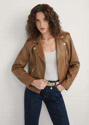 Жіноча бежева шкіряна куртка KURDS-0601-1B(W26), вигляд виробу спереду на моделі. Видно половину силуету.