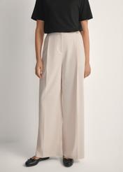 Світло-бежеві жіночі штани SPODT-0119-1A(W26), вигляд виробу спереду на моделі. Видно половину силуету.