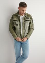 Чоловіча перехідна куртка кольору хакі KURMS-0405-8F(W26), вигляд силуету моделі спереду. Видно половину силуету.