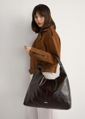 Велика жіноча сумка коричневого кольору з шкіри TORES-1179-1I(W26), вигляд виробу на плечі моделі. Видно половину силуету.