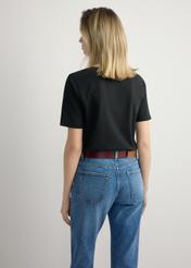 Жіноча чорна бавовняна футболка TSHDT-0151-99(W26), вигляд виробу ззаду на моделі. Видно половину силуету.