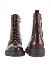 Бордові жіночі чоботи з крокоподібної шкіри BUTYD-1192-90(Z25), вигляд виробу спереду та ззаду на білому тлі.