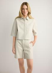 Жіночі кремові шкіряні шорти SPODS-0047-0B(W26), вигляд виробу спереду на моделі. Видно половину силуету.