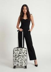 Маленька візерунчаста валіза на колесах WALAB-0074-1P-19(W26), вигляд виробу спереду поруч із силуетом моделі.