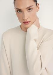 Бежева жіноча сукня SUKDT-0260-1A(W26), крупний план виробу на моделі.