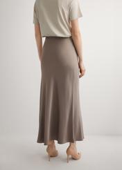 Коричнева жіноча спідниця SPCDT-0122-1K(W26), вигляд виробу ззаду на моделі. Видно половину силуету.