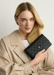 Маленька жіноча сумочка чорного кольору TOREC-1178-9P(W26), вигляд виробу в руці моделі, на світлому фоні.