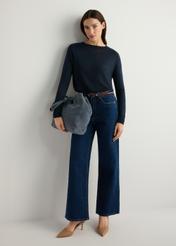 Темно-синя шкіряна жіноча сумка TORES-1252-7C(W26), вигляд виробу в руці моделі. Видно повністю.