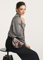 Коричнева шкіряна сумка в стилі кроко TORES-0707F-1H(W26), вигляд виробу на плечі моделі. Видно половину силуету.