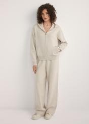 Бежеві жіночі широкі штани SPODT-0121-1A(W26), вигляд виробу спереду на моделі. Видно все тіло.