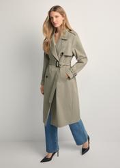 Довге жіноче пальто кольору шавлії KURDT-0512-8F(W26), вигляд виробу спереду на моделі. Видно все тіло.