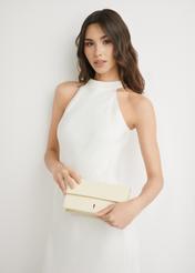 Маленька шкіряна жіноча сумка через плече TORES-1290-2A(W26), вигляд виробу спереду в руці моделі. Видно половину силуету.