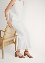 Жіночі сандалі з верблюжої шкіри BUTYD-1179-1D(W26), вигляд виробу збоку на ногах моделі.