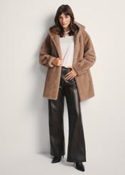 Жіноча бежева хутряна шуба з капюшоном FUTDP-0062-81(Z25), вигляд виробу спереду на моделі. Видно все тіло.