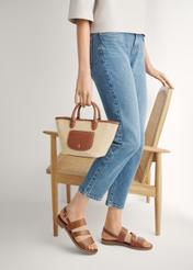 Жіночі шкіряні сандалі коньячного кольору BUTYD-1152-1F(W26), вигляд виробу збоку на ногах моделі.