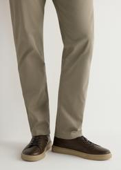 Чоловічі темно-коричневі шкіряні кросівки BUTYM-0486-1I(W26), вигляд товару на ногах моделі.