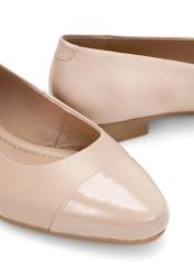 Жіночі бежеві шкіряні балетки BUTYD-1245-1B(W26), крупний план деталі виробу на білому фоні.