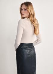 Світло-бежевий жіночий лонгслів LSLDT-0028-80(Z 25), вигляд виробу зі спини на моделі. Видно половину силуету.