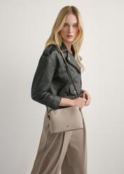 Бежева маленька жіноча сумочка TOREC-0768-1B(W26), вигляд виробу на плечі моделі. Видно половину силуету.