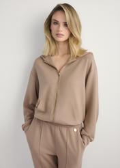 Жіноча толстовка на блискавці кольору верблюжого волокна BLZDT-0108 A-1D(W26), вигляд виробу спереду на моделі. Видно половину силуету.