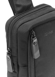 Чорна маленька чоловіча сумка TORMN-0390-99(W26), крупний план деталі виробу на білому фоні.