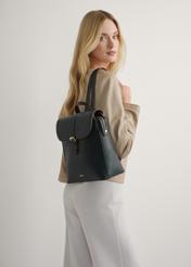 Жіночий чорний рюкзак TOREC-1198-99(W26), вигляд виробу на спині моделі. Видно половину силуету.