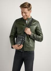 Чорна шкіряна чоловіча сумка TORMS-0505-99(W26), вигляд виробу на силуеті моделі, на світлому фоні.